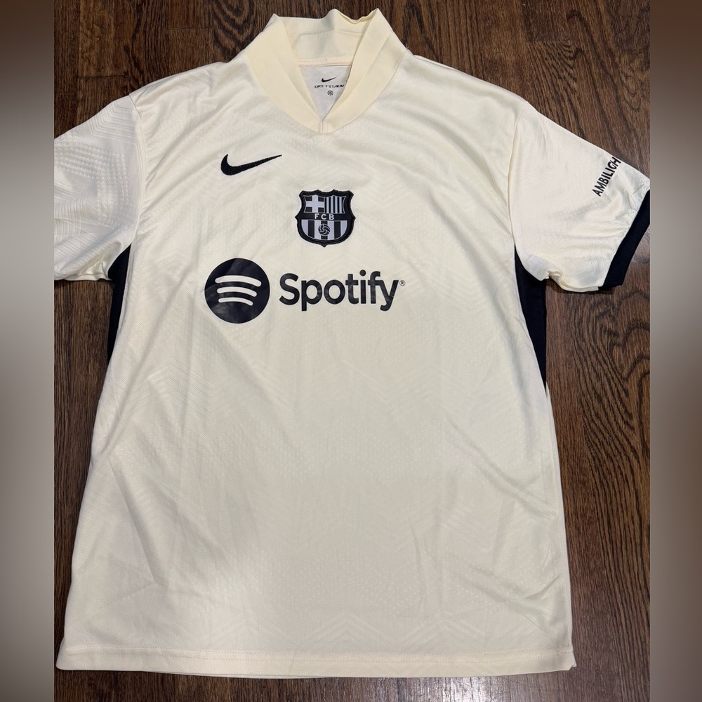 Mens Nike soccer jersey in white with black details size XXL